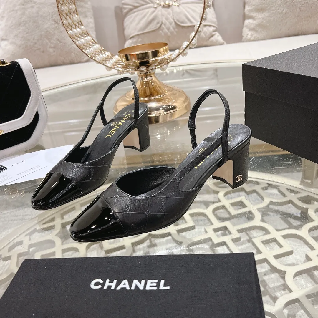 👟👟Ex-factory price 540👟👟 CHANEL Xiangjia 24vs spring and summer new fashion sandals series... Chanel is a very comprehensive noble fashion lifestyle brand. The same models are sold by major fashion bloggers and celebrities in Hong Kong, the United States, and other countries. They are simply beautiful. I fall in love with elegance and the playful sense of the future. I want to own them right away just by looking at them. But you can really think about a pair of exquisite high heels. This series is specially designed for extraordinary and indifferent ladies to create a unique overall effect. CHANEL designs products that inspire women to move forward and highlight their charm... 1️⃣Material: Original customized patent leather + imported sheepskin 2️⃣Inner lining: Original customized imported sheepskin 3️⃣Feet: Original customized imported sheepskin 4️⃣Outsole: Genuine leather sole imported from Italy 5️⃣Heel height: 2.5cm/6.5cm/9cm 6️⃣Number: 34-43 (34.40.41.42.43 customization is not returnable) 7️⃣Packaging: The latest and exquisite full set of packaging at the counter